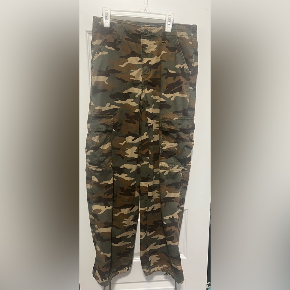 Levi’s Women’s 94 mid rise baggy cargo camo jeans